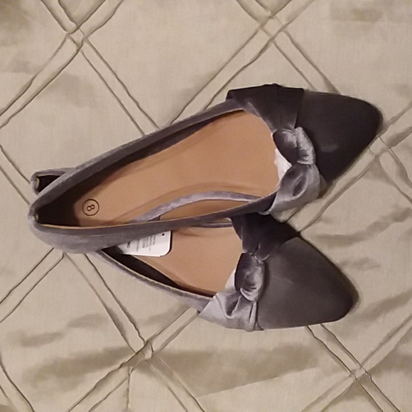 NEW Beautiful Gray Velvet Flats NWT. Size 8 Excellent Condition - Picture 1 of 4
